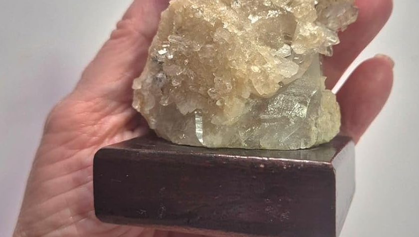 Calcita Mel Natural Drusada sobre base de madeira da coleção Cristais Naturais da Roupas do Axê