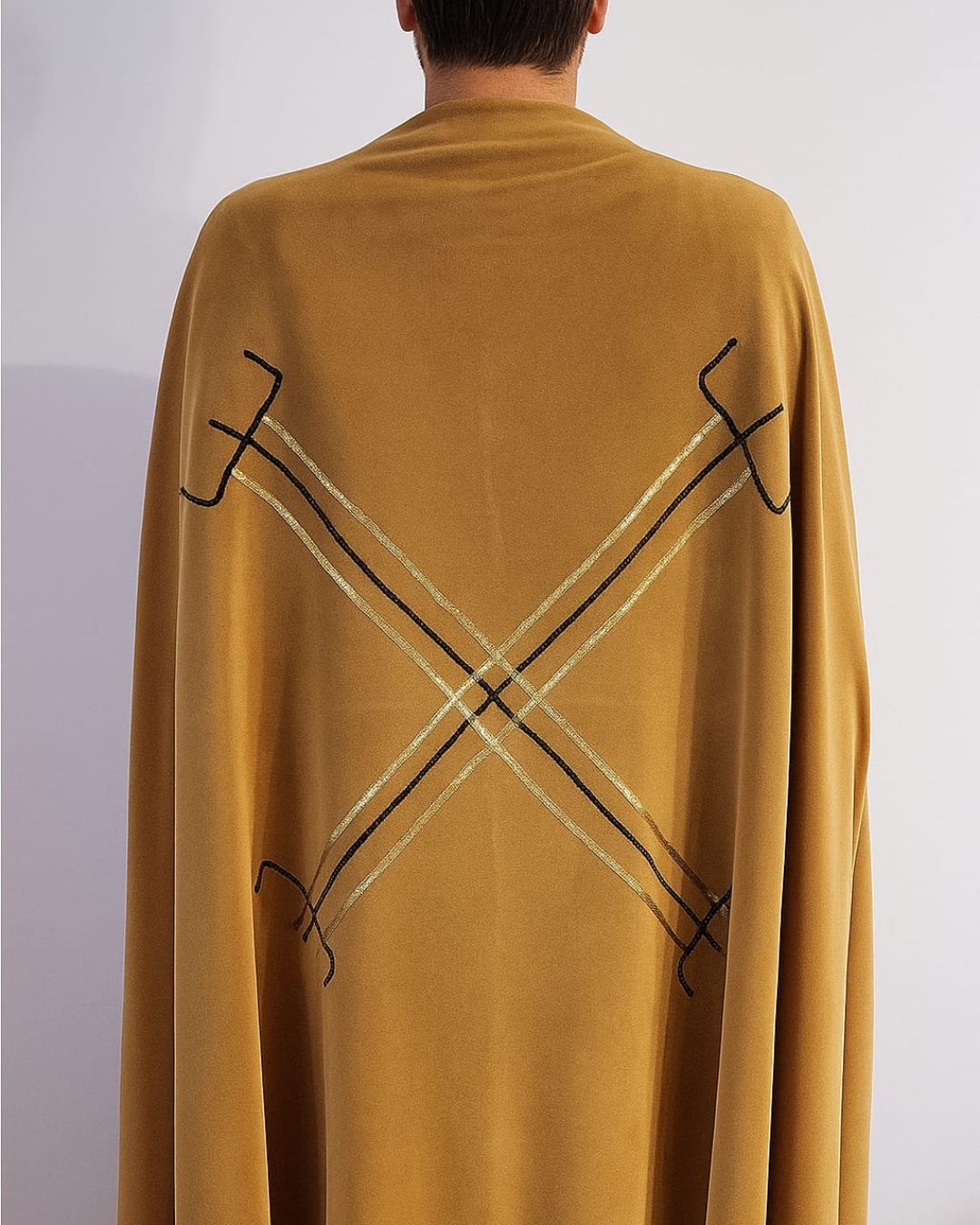 Capa Exu Veludo Dourado - Roupas de Umbanda Ritual Pai de Santo Cerimonial Sacerdote Sacerdotiza Gira Esquerda