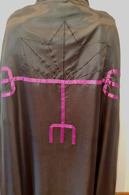 Capa de Exú Sete Cruzes Roupa Umbanda Axê Terreiro Gira Esquerda Ritual Ceremonia Medium Sacerdotal