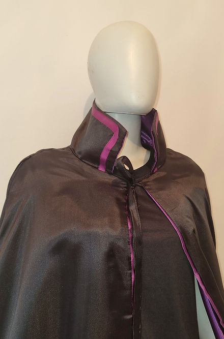 Capa de Exú Sete Cruzes Roupa Umbanda Axê Terreiro Gira Esquerda Ritual Ceremonia Medium Sacerdotal