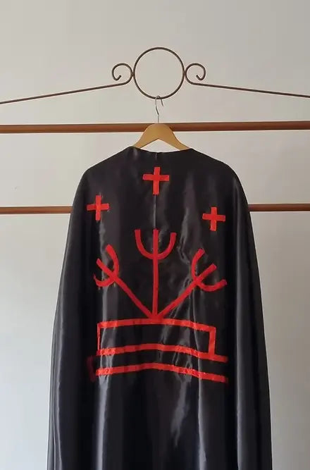 Capa de Exu da Calunga Roupas Umbanda Axê Terreiro Gira Esquerda Sacerdote Medium