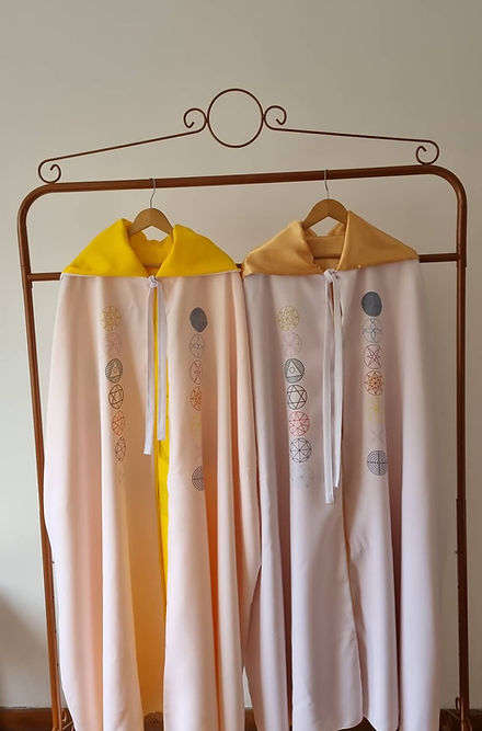 Capa dos 7 Tronos Divinos Roupas Brancas Umbanda Axê Terreiro Gira Mediúm Sacerdote