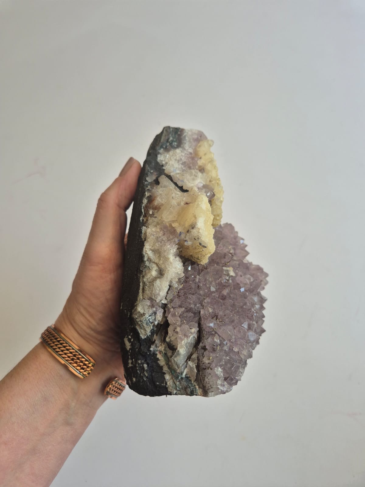Cristal Natural Ametista com Calcita para decoração de altares, coleções minerais e ambientes inspiradores
