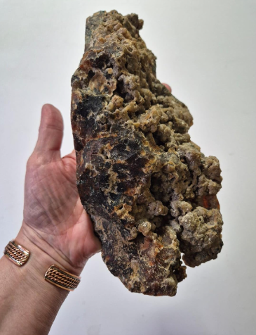 Cristal Natural de Ágata Musgo da coleção Cristais Naturais da Roupas do Axê em ambiente residencial