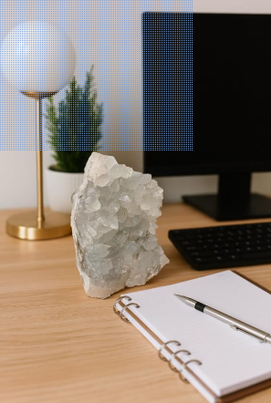 Cristal de Apofilita Branca com formação natural sobre matriz rochosa.