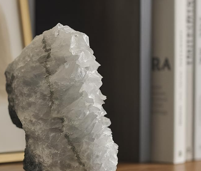 Cristal de Apofilita Branca com formação natural sobre matriz rochosa.