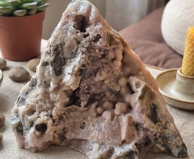 Detalhes da formação botrioidal da Calcedônia Natural destacando suas cavidades e estrutura geológica
