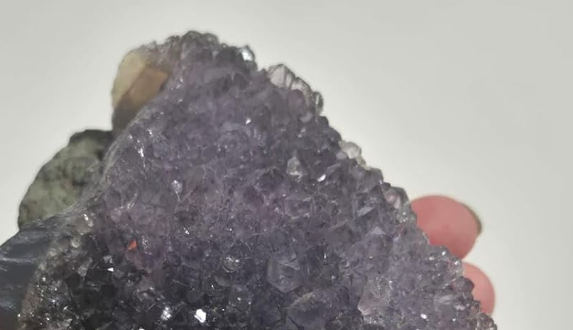 Detalhes dos cristais naturais da Drusa de Ametista Premium com base lapidada