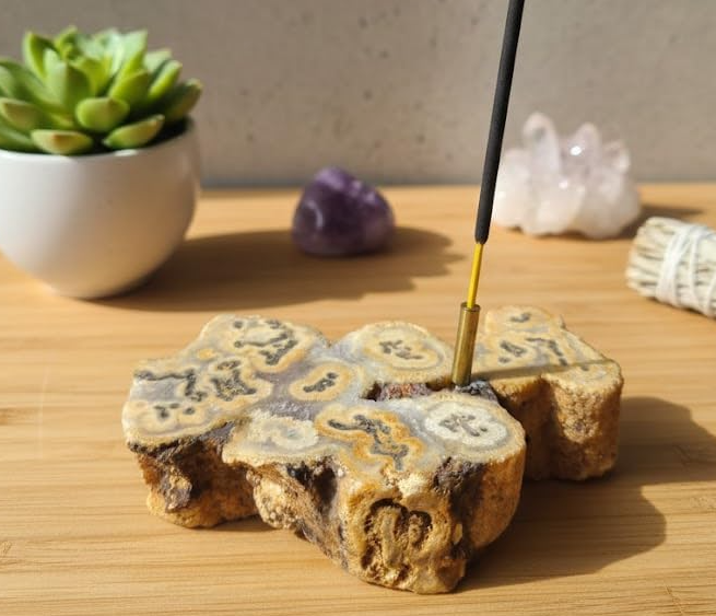 Detalhes dos desenhos naturais da Ágata utilizada como porta-incenso artesanal