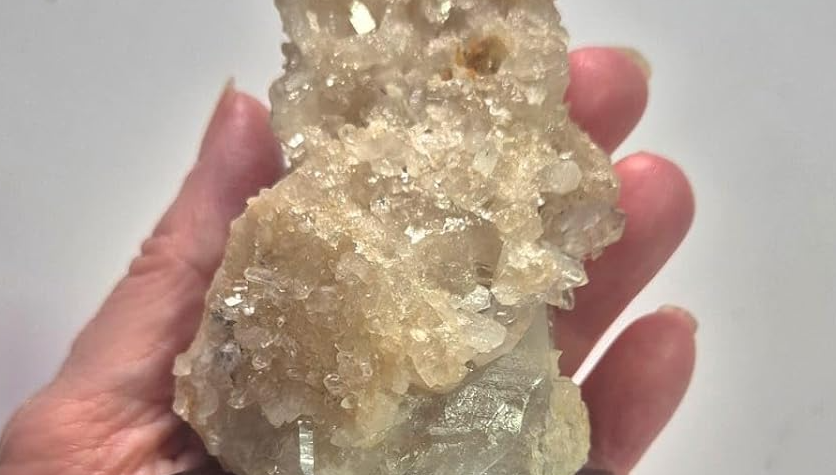 Detalhes dos microcristais da Calcita Mel Natural com brilho mineral fotografada em close