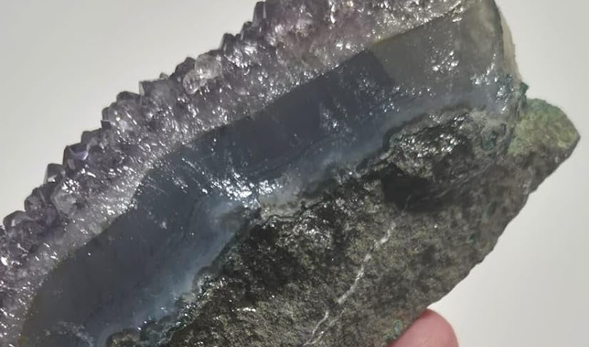 Drusa Natural de Ametista com cristais violeta e formação mineral exclusiva fotografada na mão