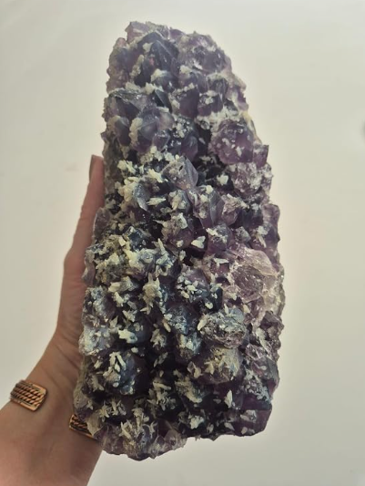 Drusa Premium de Ametista Neve 2,787 kg com cristais naturais em tons violeta e branco mineral