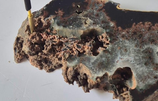 Fatia de Ágata Natural da coleção Cristais Naturais da Roupas do Axê utilizada como porta-incenso decorativo