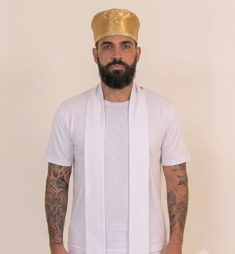 Filá Masculino Sacerdócio com detalhes Dourados - Roupas do Axê Terreiro Gira Brancas Ceremônia Ritual Iniciação Sacerdote Medium
