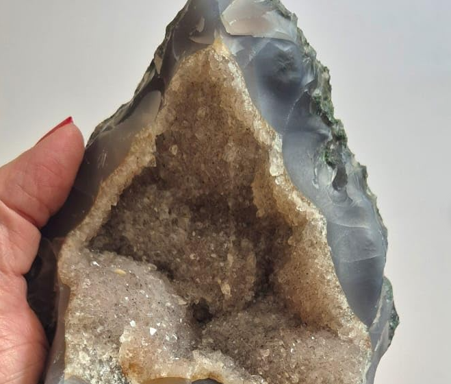 Geodo de Ágata Fumê Natural – Peça Única com Cristais Internos, 1,02 kg – Trono da Geração - Mãe Yemanjâ -Decoração, Energia e Colecionismo - Roupas do Axê
