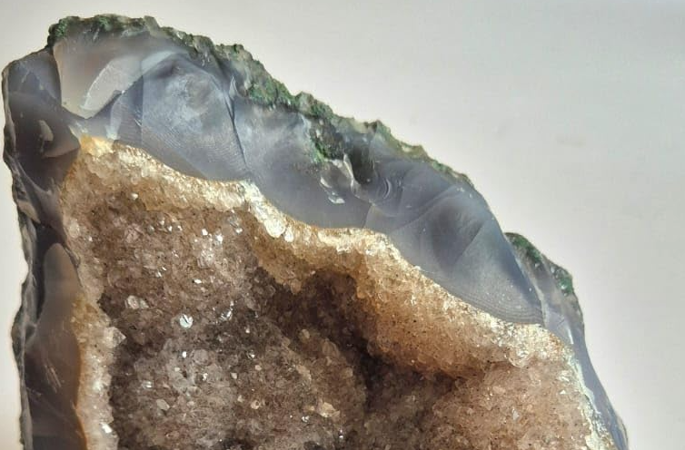 Geodo de Ágata Fumê Natural – Peça Única com Cristais Internos, 1,02 kg – Trono da Geração - Mãe Yemanjâ -Decoração, Energia e Colecionismo - Roupas do Axê