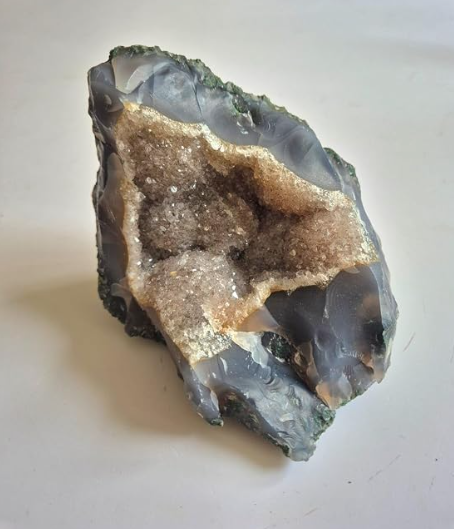 Geodo de Ágata Fumê Natural – Peça Única com Cristais Internos, 1,02 kg – Trono da Geração - Mãe Yemanjâ -Decoração, Energia e Colecionismo - Roupas do Axê