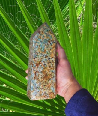 Obelisco lapidado em Amazonita Natural com tons verdes e terrosos.