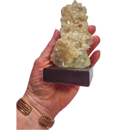 Peça exclusiva de Calcita Mel Drusada com formação mineral natural fotografada individualmente