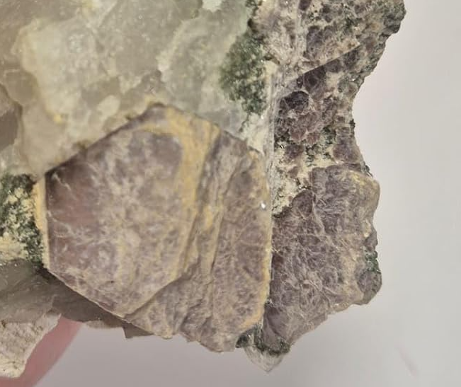 Peça natural de Quartzo Leitoso com Clorita Verde para decoração de altares, coleções minerais e ambientes inspirados na Umbanda