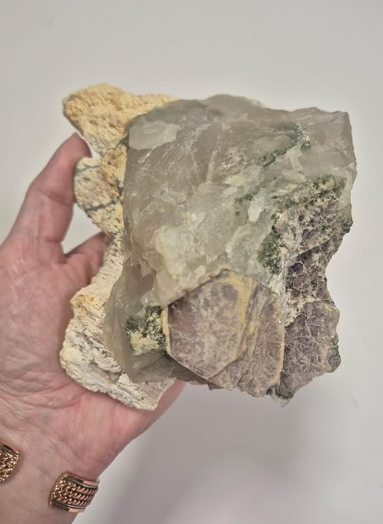 Peça natural de Quartzo Leitoso com Clorita Verde para decoração de altares, coleções minerais e ambientes inspirados na Umbanda