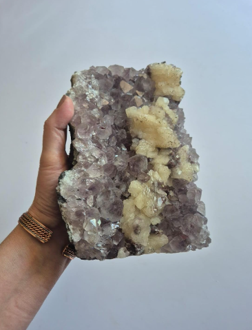 Peça única de Ametista Natural com Calcita Mel da coleção Cristais Naturais da Roupas do Axê fotografada individualmente