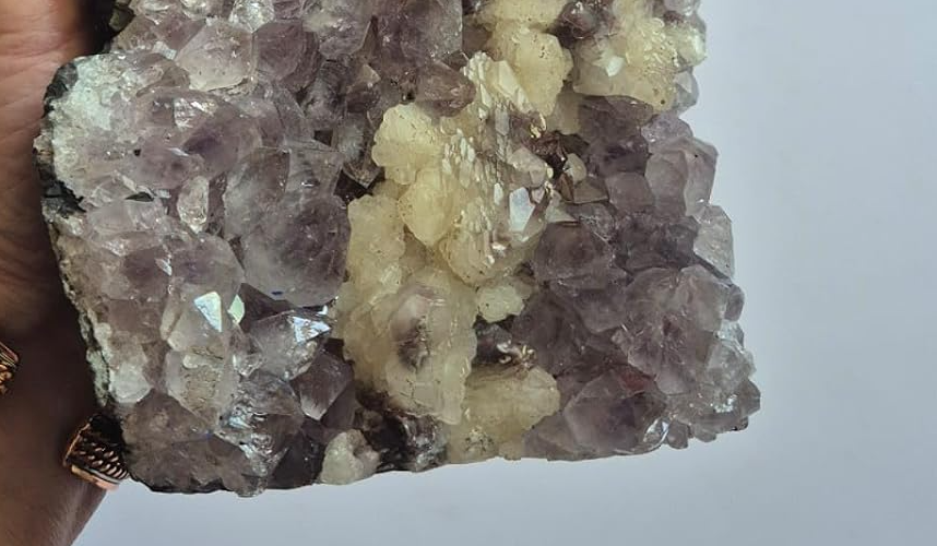 Peça única de Ametista Natural com Calcita Mel da coleção Cristais Naturais da Roupas do Axê fotografada individualmente