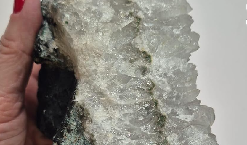 Peça única de Apofilita Natural Branca com brilho cristalino.