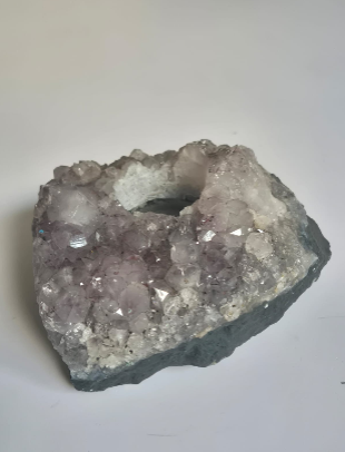 Porta-velas de ametista natural peça única em cristal violeta.