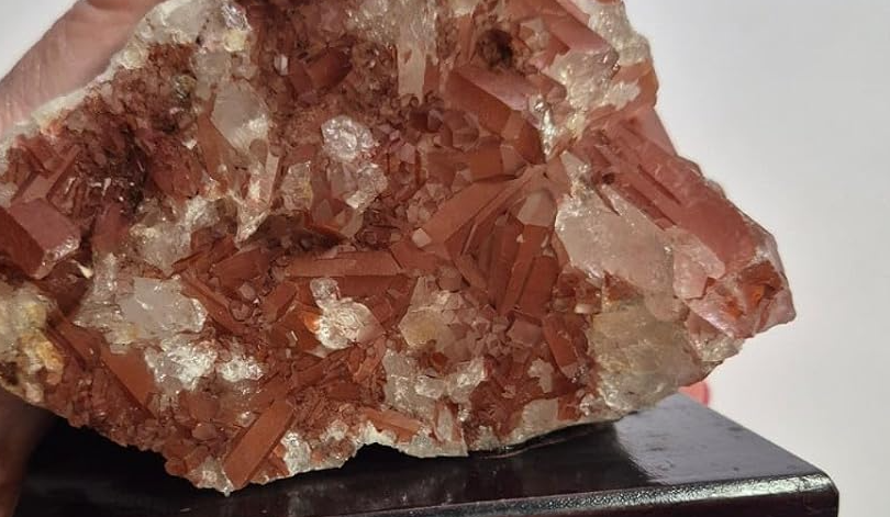 Quartzo Hematoide vermelho natural com brilho cristalino.