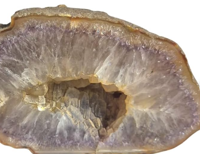 Vista frontal do Geodo Natural de Ágata Roxa tradicionalmente relacionado ao Trono da Evolução