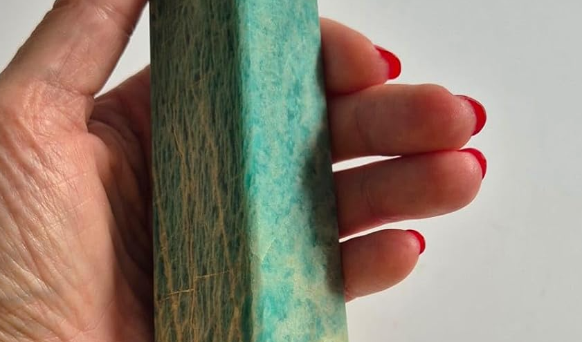Amazonita Natural Obelisco 16 cm, peça de pedra natural para decoração, coleção mineral e espaços de contemplação.