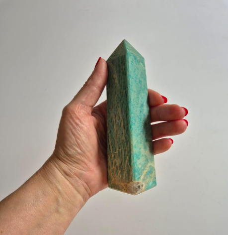 Amazonita Natural em obelisco hexagonal, peça ornamental para altares, ambientes e coleções de cristais.