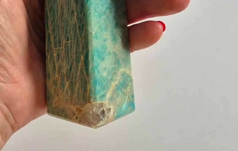 Amazonita Natural em obelisco hexagonal, peça ornamental para altares, ambientes e coleções de cristais.