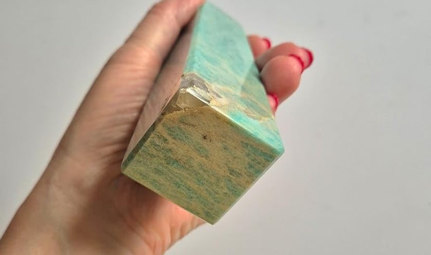 Amazonita Natural em obelisco hexagonal, peça ornamental para altares, ambientes e coleções de cristais.