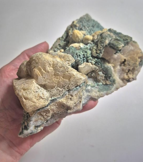 Barita Natural em matriz verde para decoração de altares, coleções minerais e ambientes inspirados na Umbanda