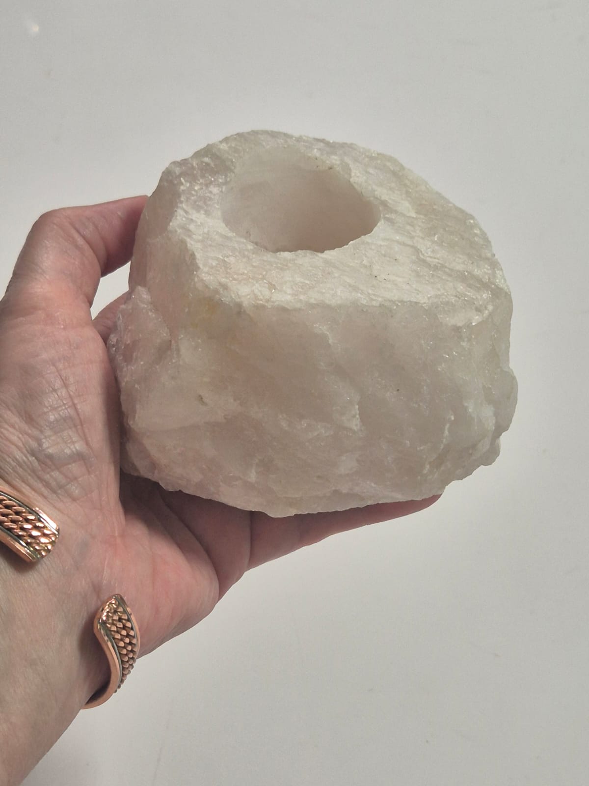 Base para vela em Quartzo Rosa Natural com acabamento mineral exclusivo.