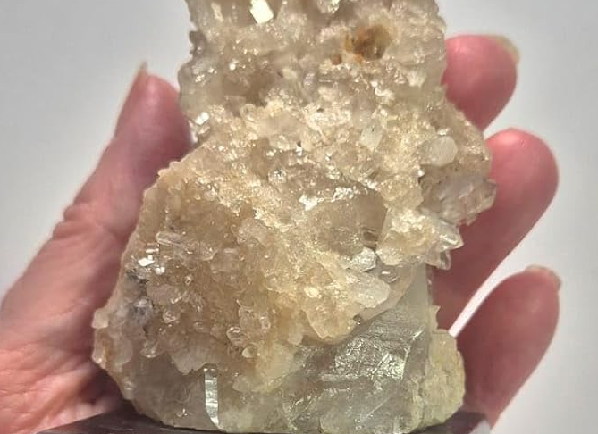Calcita Mel Natural Drusada sobre base de madeira da coleção Cristais Naturais da Roupas do Axê