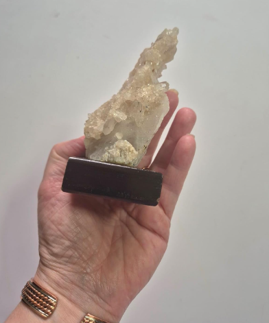 Calcita Mel Natural para decoração de altares, coleções minerais e ambientes inspirados na Umbanda