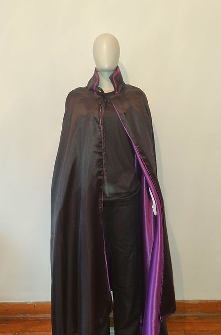 Capa de Exú Sete Cruzes Roupa Umbanda Axê Terreiro Gira Esquerda Ritual Ceremonia Medium Sacerdotal