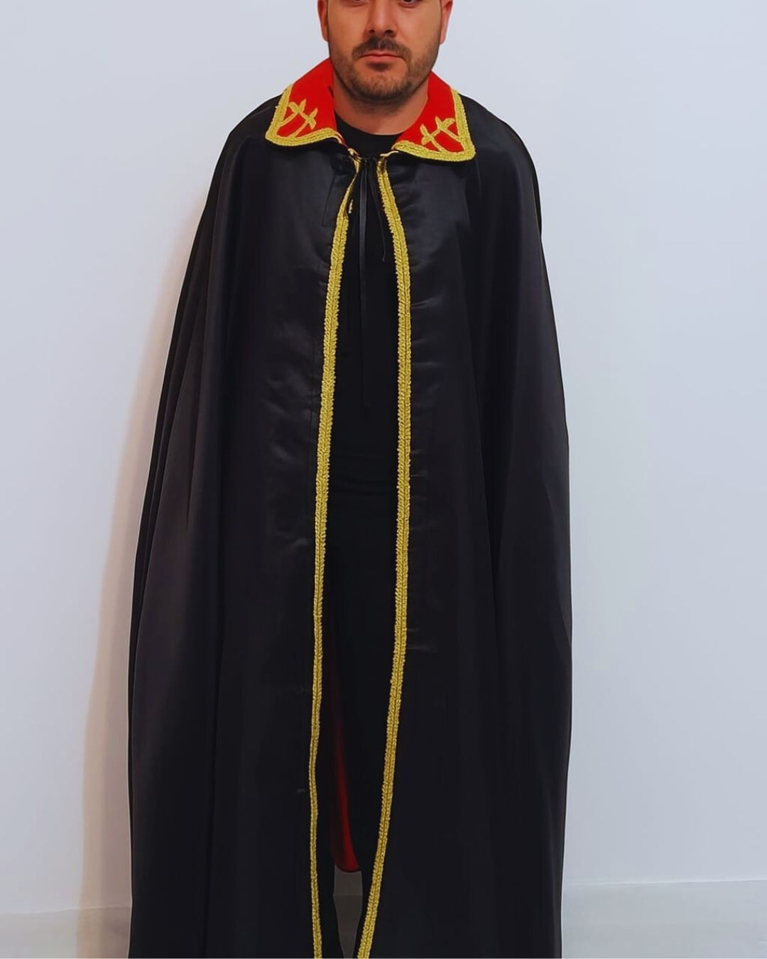 Capa de Exu Abre Caminhos Roupas Umbanda Axê Terreiro Gira Esquerda Sacerdote Ceremonia Ritual Medium