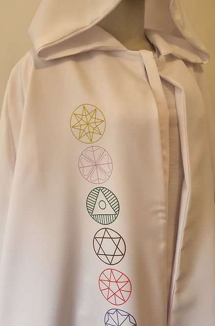 Capa dos 7 Tronos Divinos Roupas Brancas Umbanda Axê Terreiro Gira Mediúm Sacerdote 