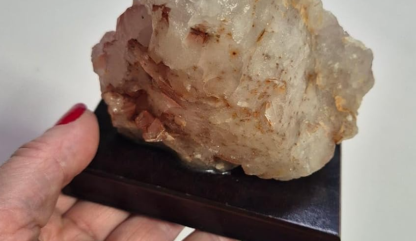 Cluster de Quartzo Tangerina com base de madeira natural.