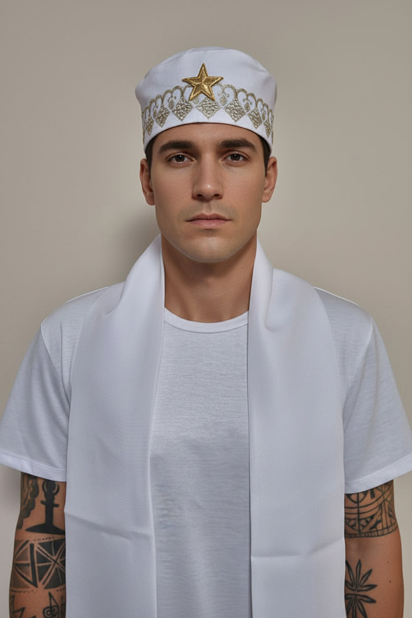 Conjunto masculino branco para Umbanda com pano de cabeça e estola bordada.