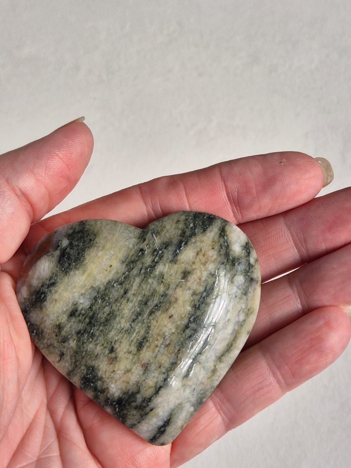 Coração de Jaspe Verde natural listrado lapidado e polido – peça única