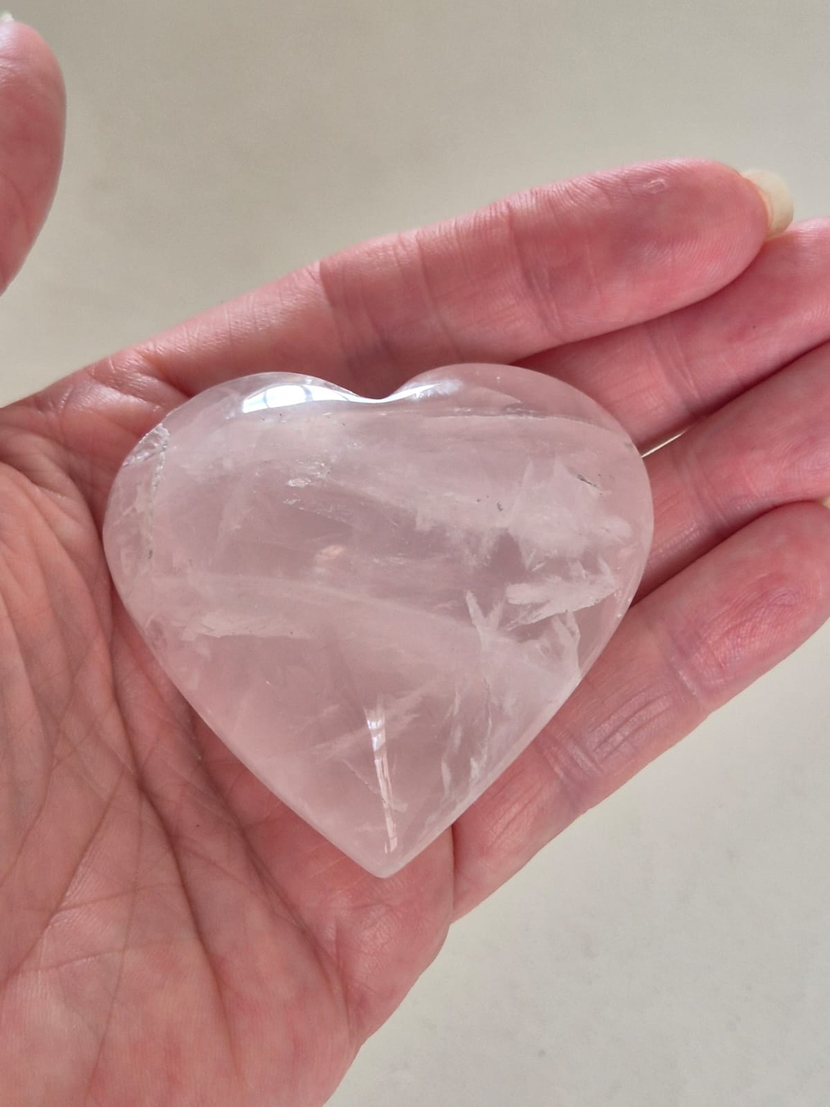 Coração de Quartzo Rosa natural lapidado e polido – peça única