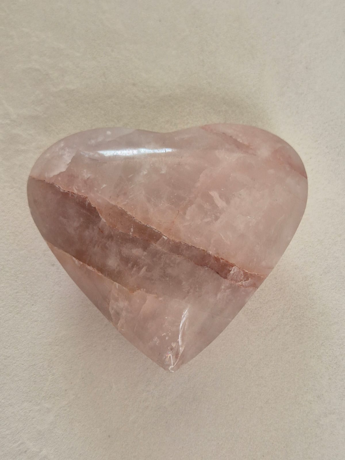 Coração de Quartzo Rosa natural lapidado e polido – peça única