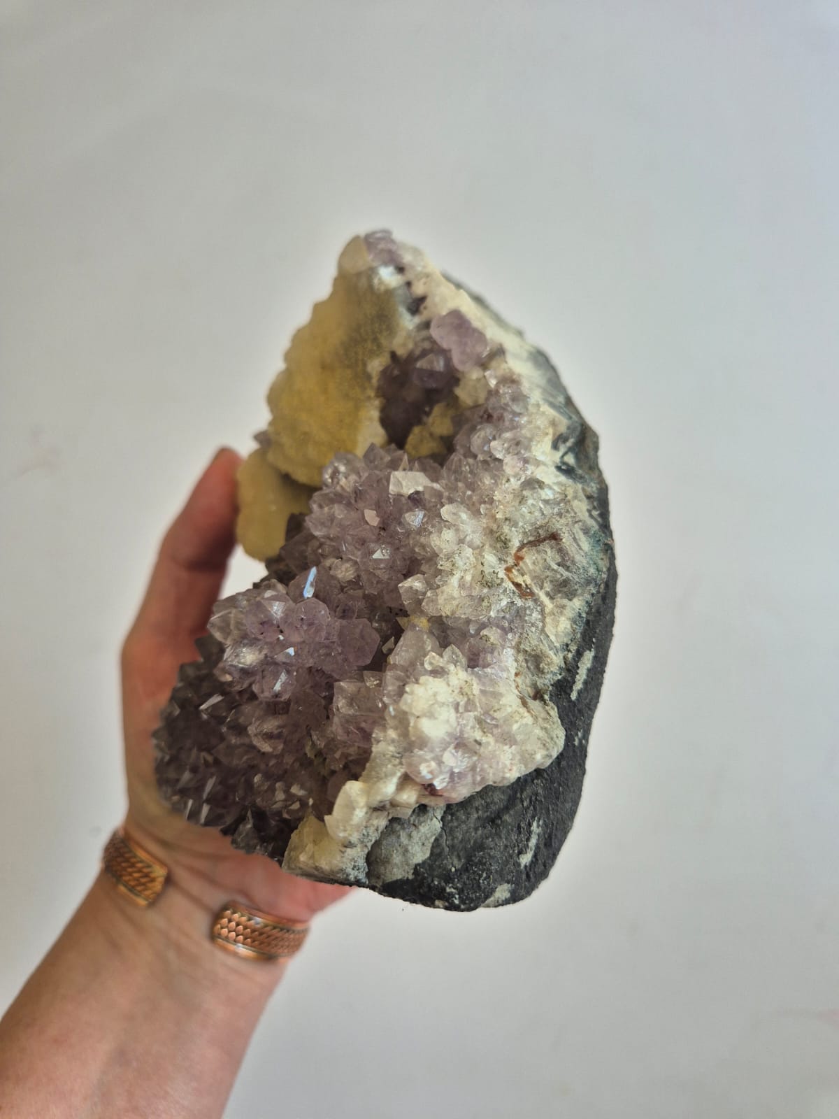 Cristal Natural Ametista com Calcita para decoração de altares, coleções minerais e ambientes inspiradores