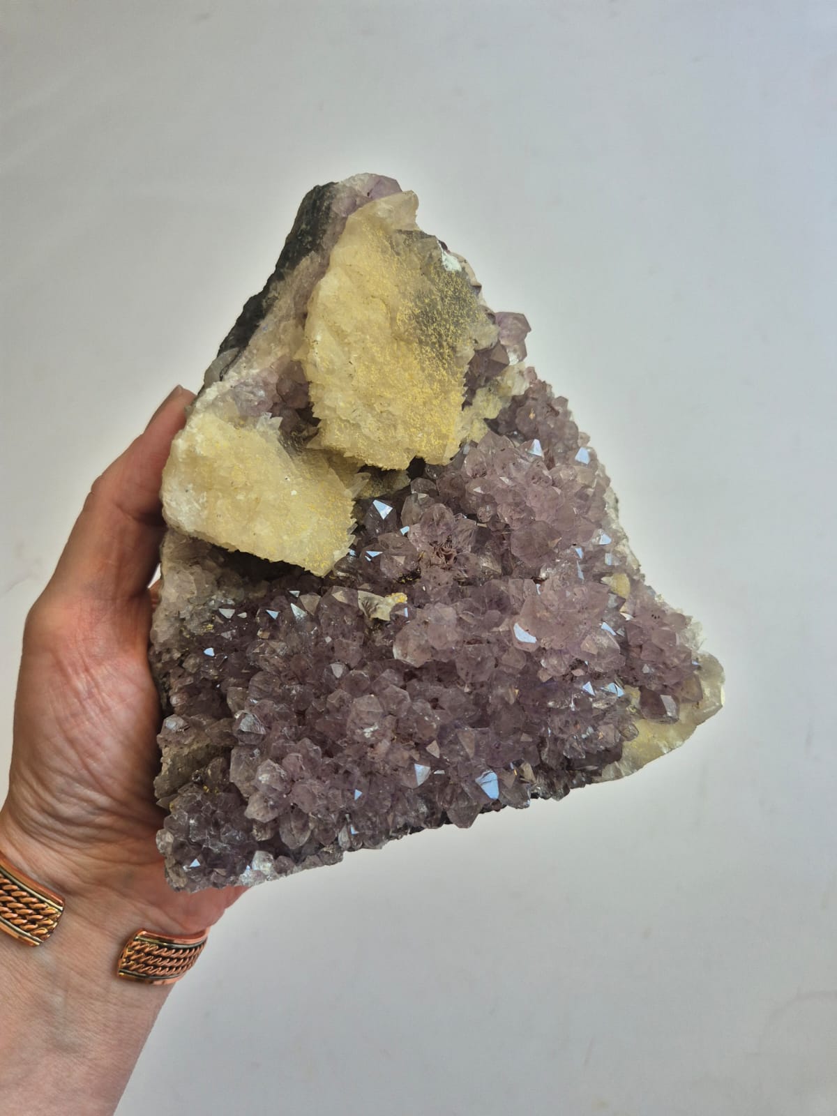 Cristal Natural Ametista com Calcita para decoração de altares, coleções minerais e ambientes inspiradores