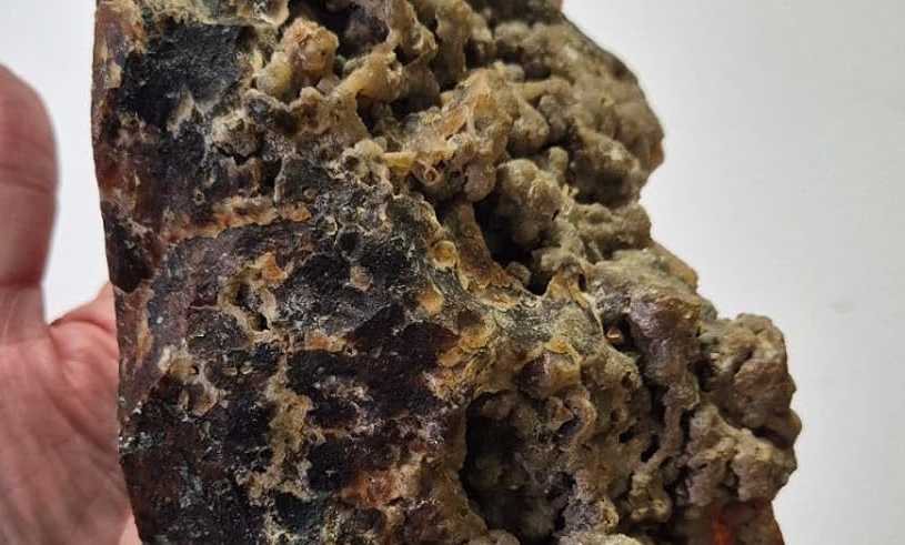 Cristal Natural de Ágata Musgo da coleção Cristais Naturais da Roupas do Axê em ambiente residencial